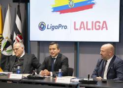 El recientemente nombrado presidente de la República del Ecuador, Daniel Noboa Azín (c), ha mantenido un encuentro con Javier Tebas (i) en LALIGA con el objetivo de firmar un memorándum de entendimiento.