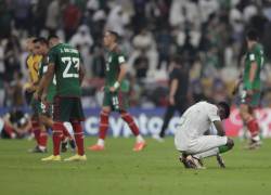 Un jugador de Arabia Saudita reza hoy, al final del partido ante México en el estadio Lusail (Catar).