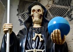 Un altar con imágenes de la 'Santa Muerte' se muestra dentro de una casa en Durán.