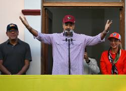 El presidente de Venezuela, Nicolás Maduro (C), habla junto a su esposa Cilia Flores y el presidente de la Asamblea Nacional de Venezuela, Jorge Rodríguez.