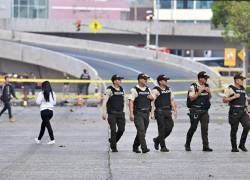 La policía patrulla el lugar donde un coche bomba explotó la noche anterior frente a un centro comercial en el norte de Guayaquil, Ecuador, el 15 de octubre de 2025.