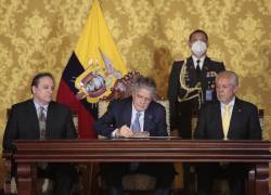 El presidente del Ecuador, Sr. Guillermo Lasso Mendoza, firmó el drecreto para la creación del nuevo Banco de Fomento Productivo, que fusiona la Corporación Financiera Nacional y BanEcuador.