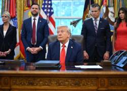 De izquierda a derecha, la fiscal general de EE.UU., Pam Bondi; el vicepresidente JD Vance; el secretario de Defensa, Pete Hegseth; y la secretaria de Seguridad Nacional, Kristi Noem, mientras el presidente de EE.UU., Donald Trump, se dirige a la prensa.