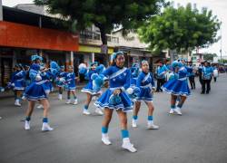 Estudiantes bailan durante un desfile conmemorativo por los 206 años de Independencia de Guayaquil.