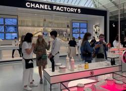 Chanel celebra el centenario de la creación de su perfume Nº5, el más vendido de la historia, con una colección limitada de cremas, aceites y otros productos vendidos en internet y tiendas efímeras a partir de este martes.