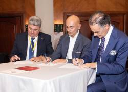 Chris Campbell, embajador del Reino Unido en Ecuador; Juan Carlos De la Hoz, representante del BID para Ecuador; y Alejandro Echeverri, presidente de la Britcham UIO firman acuerdo de cooperación.