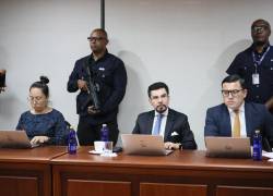 Fotografía que muestra al fiscal general del Estado (C), Leonardo Alarcón, quien representa al Ministerio Público en la causa.