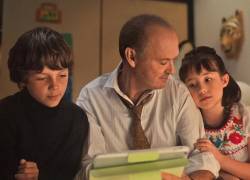 Fotografía que muestra a Andy Goodrich (Michael Keaton) con sus hijos en el filme.