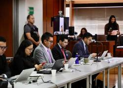 Fotografía que muestra al fiscal general del Estado, Leonardo Alarcón (C), enbabezando la versión del Ministerio Público.