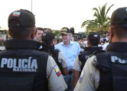 El presidente Guillermo Lasso saluda a varios policía durante un evento de presentación Plan Estratégico de Seguridad de Guayaquil.