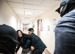 Mónica Moreta en medio del altercado con un agente federal en Nueva York. Foto: AFP