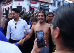 Fotografía que muestra la liberación de los once imputados por el delito de terrorismo debido a la quema de un destacamento de la Policía Judicial en Otavalo, suscitado el pasado 24 de septiembre.