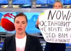 Mujer que protestó contra la guerra en televisión puede ser condenada a prisión.