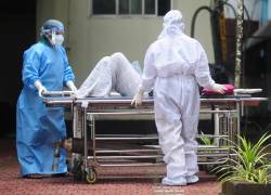 Trabajadores de la salud con equipos de protección trasladan a un hombre con síntomas del virus Nipah a una sala de aislamiento en un hospital gubernamental en Kozhikode, en el estado de Kerala, en el sur de la India, el 16 de septiembre de 2023.