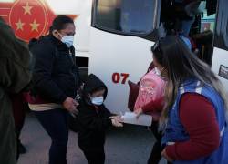 Los migrantes en México, como parte de los Protocolos de Protección a Migrantes (MPP), reciben desinfectante para manos por parte de un miembro del personal de la Organización Internacional para las Migraciones antes de abordar un autobús para salir del Albergue Para Migrantes El Buen Samaritano en Ciudad Juárez, México, el 10 de marzo. 2021.