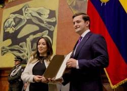 Fotografía qe muestra a la presidenta del Legislativo, Mishel Mancheno, tomando el juramento a Esteban Torres.