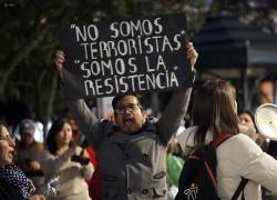 En Cuenca, varios ciudadanos expresaron su solidaridad con las personas detenidas y perseguidas durante el paro nacional. Foto API/Boris Romoleroux