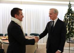 El mandatario ecuatoriano Daniel Noboa estrecha la mano del primer ministro de Noruega, Jonas Gahr Støre.