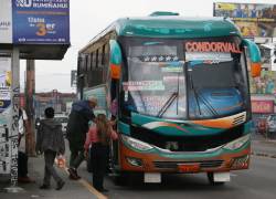 Fotografía que muestra a ciudadanos abordando un de la Compañía de Transportes Cóndores del Valle, que opera en Quito.