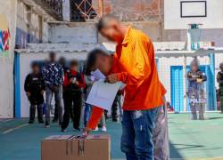 Personas privadas de la libertad sin sentencia ejecutoriada ejerciendo su derecho al voto. Foto: API