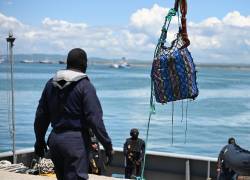 Llegada al Puerto de Manta de tres detenidos y tres toneladas de cocaína tras operativos en conjunto de la Armada del Ecuador y guardacostas de los Estados Unidos.