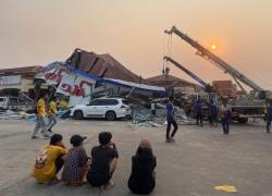La gente observa una casa dañada en el mercado de ThaPyayGone tras el terremoto en Naypyidaw, Myanmar.