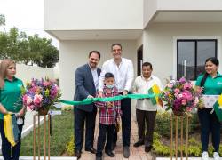 Directivos de INMOFUTURO y el alcalde de Samborondón, Juan José Yúnez, en el lanzamiento del programa Mi propia Casa.