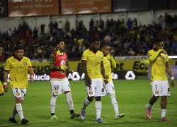 Los jugadores del Barcelona reaccionan después de perder el partido.