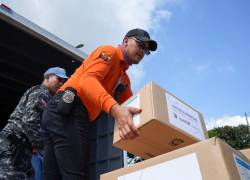 Personal de Gestión de Riesgos realiza la entrega de kits de emergencias, que contienen alimentos y productos esenciales.