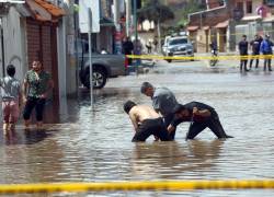 Se registra una emergencia activa en Cuenca por el desbordamiento del rí­o Yanuncay debido a las intensaslluvias en la zona.