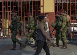 Militares ecuatorianos realizaron hoy operativos con fin de contrarrestar hechos delictivos y de violencia, durante el primer día de estado de excepción, en Guayaquil.