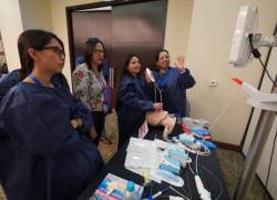 En la exhibición comercial del evento se realizan prácticas del uso de equipos para procedimientos en vías respiratorias.