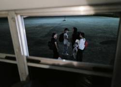 Fotografía referencial de migrantes que llegan a la estación de autobuses de Albrook luego de obtener un permiso para salir del albergue de San Vicente, en Panamá.
