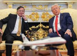 Fotografía publicada en la red social X en la cuenta @infopresidencia que muestra al presidente de Colombia, Gustavo Petro (i), junto a su homólogo de Estados Unidos, Donald Trump.