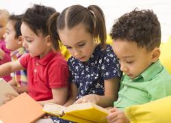 Varios niños leyendo.