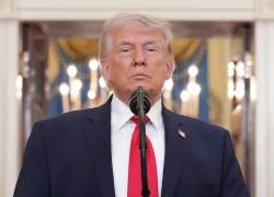 El presidente estadounidense Donald Trump hace una pausa al terminar su discurso durante una intervención televisada sobre el conflicto en Oriente Medio, el 1 de abril de 2026.