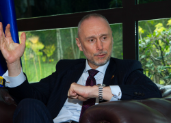 Giovanni Davoli ha estado en Sudáfrica, Croacia, Costa de Marfil, Venezuela y ahora en Ecuador, representando a su país. Dice que ha quedado admirado por el paisaje andino y la gastronomía de la Mitad del Mundo .
