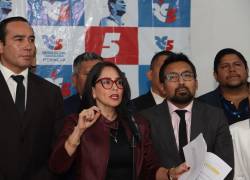 Fotografía de una rueda de prensa del movimiento Revolución Ciudadana, encabezada por la presidente de la organización, Luisa González.