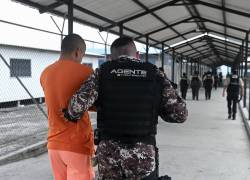 Un reo siendo trasladado entre pabellones en la Cárcel El Rodeo, en la provincia de Manabí.