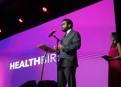 Edgar Lama, entonces ministro de Salud, participó en el lanzamiento de CNT Salud junto a ejecutivos de HealthBird, el 24 de marzo de 2025, en Quito.