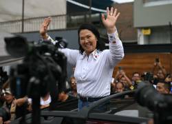 La candidata presidencial peruana Keiko Fujimori, del partido Fuerza Popular, saluda a sus seguidores al salir tras emitir su voto durante la segunda vuelta de las elecciones presidenciales en Lima el 7 de junio de 2026.
