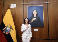 Viviana Veloz junto a su retrato en la Asamblea.