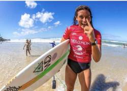 Surfista ecuatoriana pasó de dormir en la playa a clasificarse a Tokio