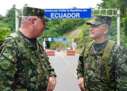 Fotografía cedida por el Ministerio de Defensa de Colombia donde se observa al general de las fuerzas militares de Colombia Helder Giraldo (d) durante un recorrido en el puesto fronterizo con Ecuador de Mataje (Colombia).
