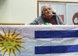 El expresidente uruguayo José Mujica observa durante una conferencia de prensa en la sede del partido Movimiento de Participación Popular (MPP) en Montevideo el 29 de abril de 2024.