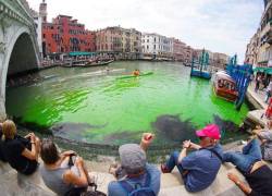 El cambio de color del agua tomó por sorpresa a miles de turistas.