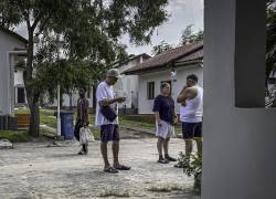 Migrantes expulsados ​​de Estados Unidos se reúnen para conversar en un área común al aire libre en un hotel de Kinshasa el 22 de abril de 2026.