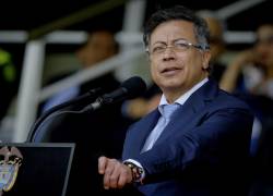 Gustavo Petro hablando durante la ceremonia militar de investidura del nuevo director de la Policía Nacional de Colombia, William Rincón.