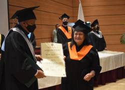 Mujer logra graduarse de la universidad a los 77 años