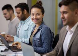 Imagen referencial que muestra a personas trabajando.